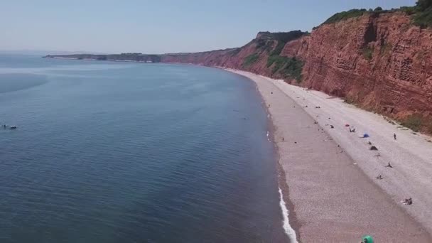 Luftaufnahmen Die Über Den Ozean Entlang Roter Klippen Budleigh Salterton — Stockvideo