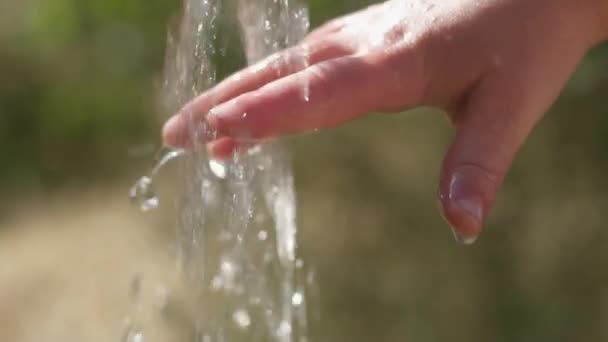 干净而新鲜的水在孩子们的手上流动和滴落 她在玩水 慢动作 — 图库视频影像