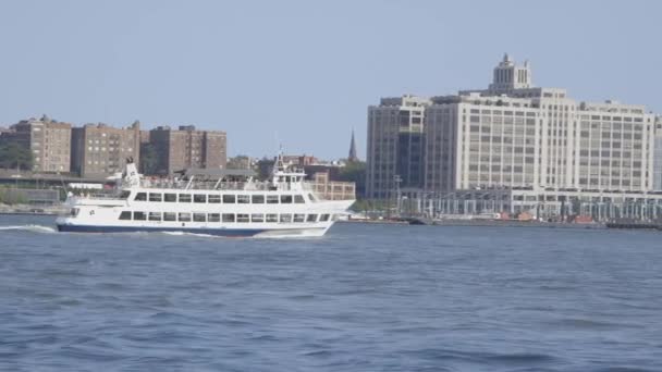 一艘渡船驶过曼哈顿的东河 和他们一起横渡银幕 — 图库视频影像