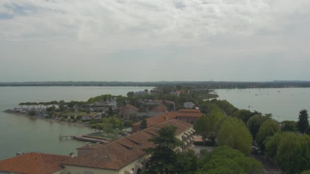 Μικρή Πόλη Που Βρίσκεται Στη Λίμνη Garda Ιταλία Ρωμαϊκά Ερείπια — Αρχείο Βίντεο