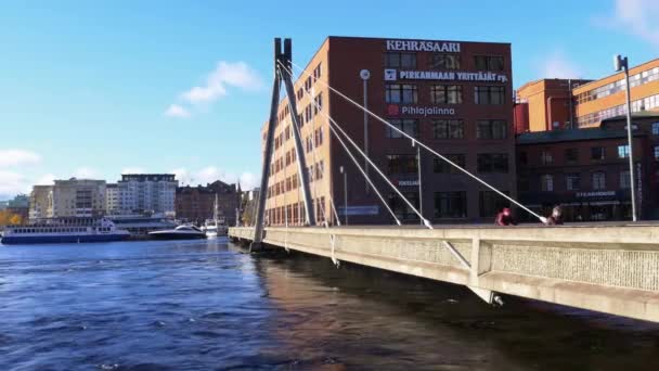 Vista Ponte Pedonal Design Urbano Construção Tijolos Tampere Finlândia — Vídeo de Stock
