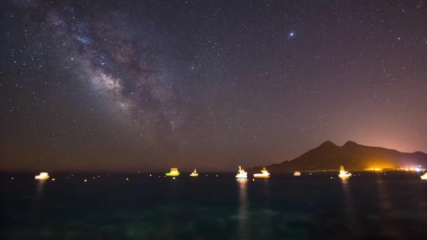 Der Nachthimmel Der Milchstraße Einer Meereslandschaft Mit Booten Und Einem — Stockvideo