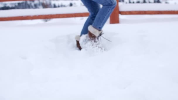 Γυναίκα Παίζει Γύρω Κλοτσιές Χιόνι Υψηλής Ποιότητας Μπότες Μόδας — Αρχείο Βίντεο