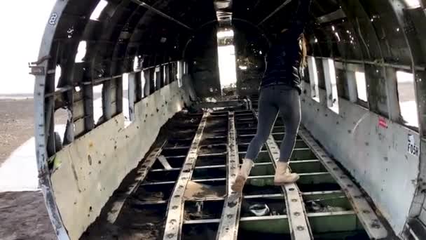 捨てられた飛行機の残骸を探索するモデル — ストック動画