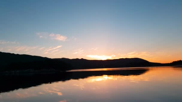 Dirigir Barco Noite Pôr Sol Está Andamento Reflexo Claro Água — Vídeo de Stock