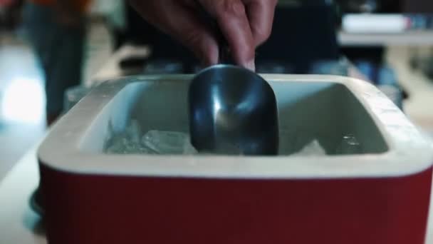 Hombre Llenando Una Taza Plástico Con Hielo Enfriador Hielo Antes — Vídeos de Stock