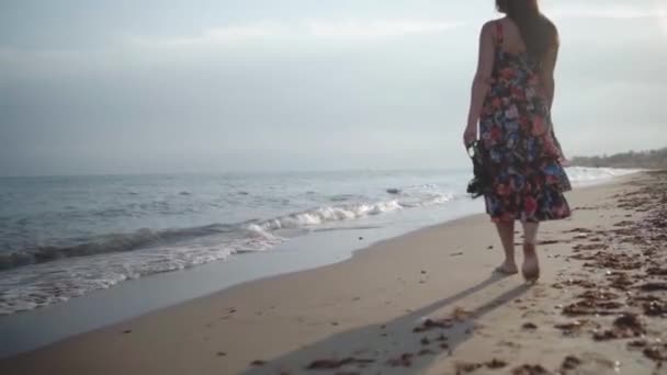 Meisje Wandelen Het Strand Jurk Met Bloem Patroon Gouden Uur — Stockvideo