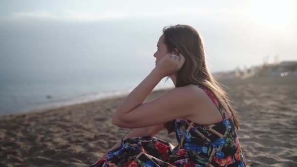 Mädchen Sitzt Strand Und Blickt Auf Das Meer Mittel Bis — Stockvideo