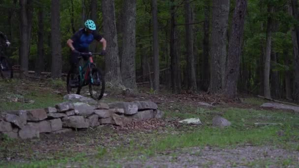 Velocidad Rampa Como Dos Ciclistas Montaña Saltar Una Pared — Vídeo de stock