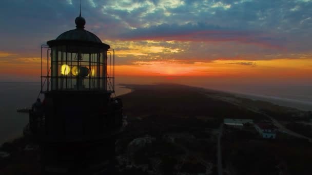 Salida Del Sol Orilla Con Faro Visto Por Dron — Vídeo de stock