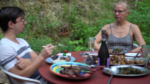 Mulher Loira Madura Conversando Com Seu Filho Uma Mesa Jantar — Vídeo de Stock