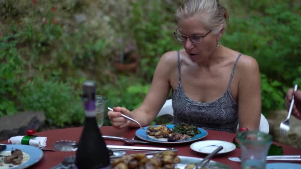 Mujer Rubia Madura Comiendo Hablando Una Mesa Afuera Jardín — Vídeos de Stock