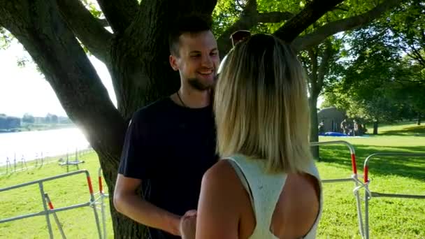 Casal Conversando Uma Árvore Frente Danúbio — Vídeo de Stock