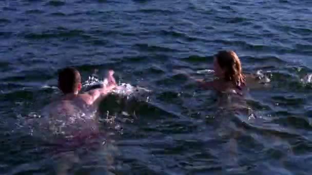 Coppia Nuotare Insieme Nel Danubio — Video Stock
