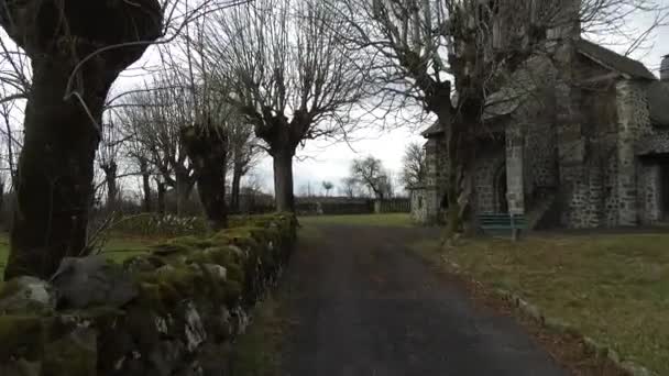走在一座古老的教堂前 — 图库视频影像