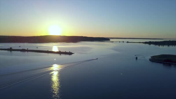 Foto Aérea Atardecer Sobre Río Con Travesía Lancha — Vídeo de stock