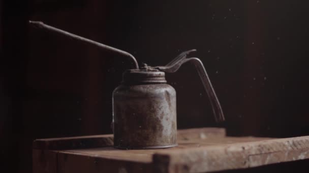 Una Lata Aceite Antiguo Una Caja Madera Con Polvo — Vídeos de Stock