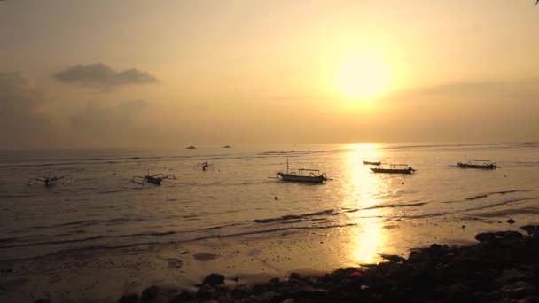 Belo Pôr Sol Costa Barcos Pesca Bateu Por Ondas Suaves — Vídeo de Stock