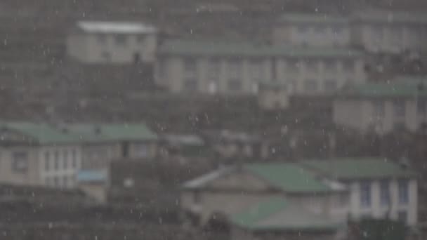 尼泊尔的一个村庄下起了雪 — 图库视频影像