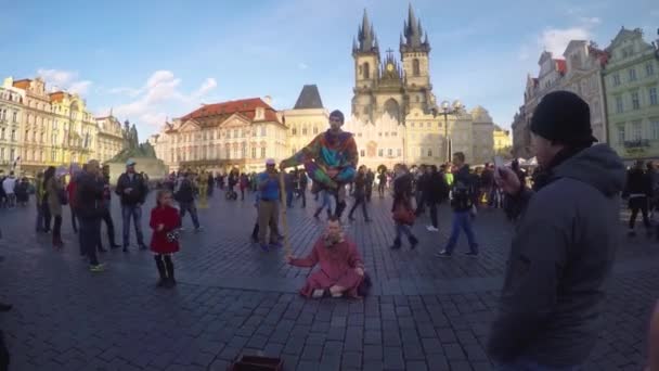 Praga Velha Praça Artistas Levitação Frente Aos Antigos Edifícios Majestosos — Vídeo de Stock