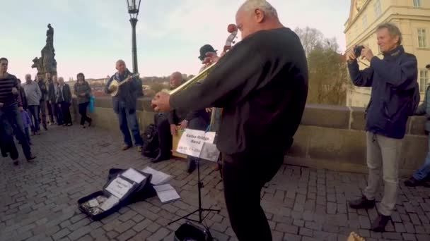 Praga Puente Carlos Músicos Tocando Melodías Para Turistas Divirtiéndose — Vídeo de stock