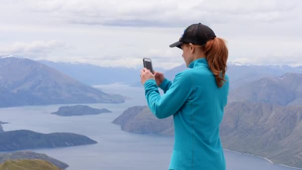 Девушка Путешественница Фотографируется Вершине Горы Новой Зеландии — стоковое видео