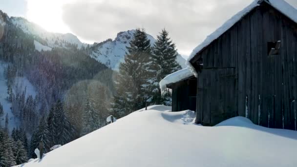 Sol Inverno Com Cabana Vento Montanhas — Vídeo de Stock