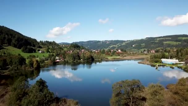 Aereo Volo Piccolo Lago Città Vicino Lage Più Grande — Video Stock