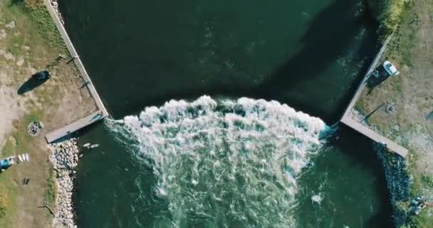 Drone Shot Grande Rivière Avec Vague Des Ponts Travers Elle — Video