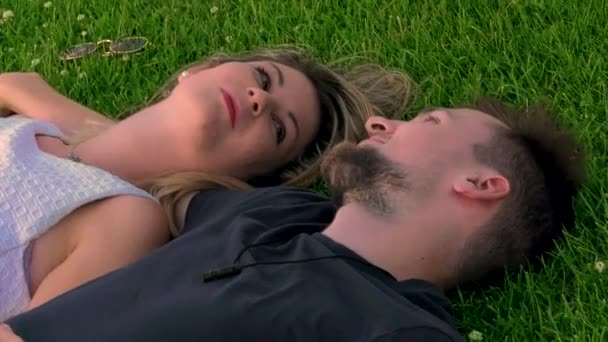 Close Couple Kłamie Rozmawia Parku Wiedniu — Wideo stockowe