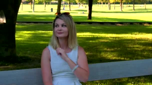 Dziewczyna Czeka Chłopaka Ławce Parku Wiedniu — Wideo stockowe
