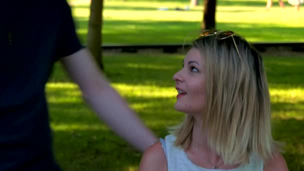 Lány Aki Barátját Várja Egy Padon Egy Bécsi Parkban — Stock videók