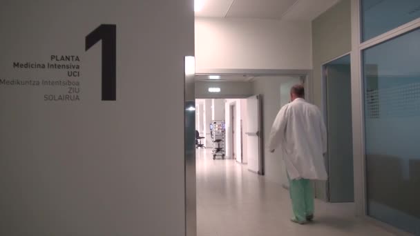 Öffentlicher Krankenhausarzt Fuß — Stockvideo