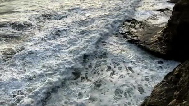 Vlny Lámou Skalnatém Břehu Tunco Salvadoru — Stock video