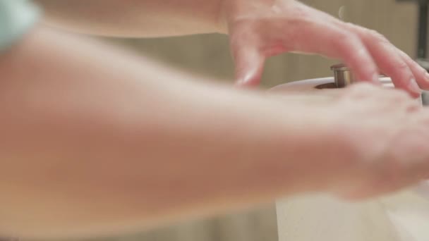 Ρίχνοντας Πετσέτα Χαρτί Από Holder Και Σκουπίστε Χέρια — Αρχείο Βίντεο