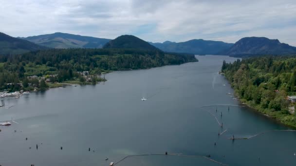 无人侦察机飞越湖面 — 图库视频影像