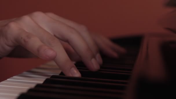 Zongorazene Zongorán Éneklő Kezek — Stock videók