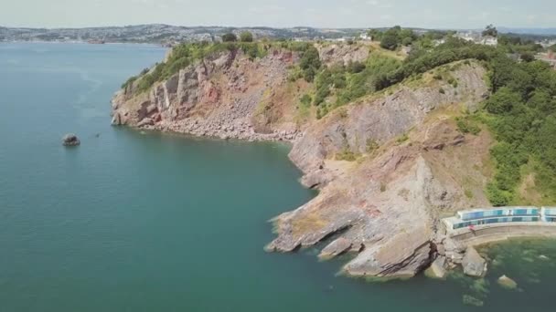 Terbang Atas Tebing Laut Torquay Inggris — Stok Video