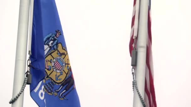 Eine Flagge Des Bundesstaates Wisconsin Weht Wind Vor Einer Amerikanischen — Stockvideo