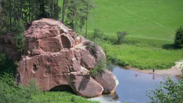 Grande Falaise Rocheuse Près Rivière — Video