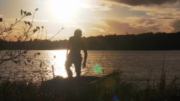 Jeune Homme Bateau Rangée Échouée Met Sur Sac Dos Coucher — Video