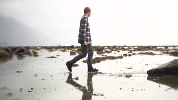 Mann Läuft Strand Den Himmel Norwegen Europa — Stockvideo