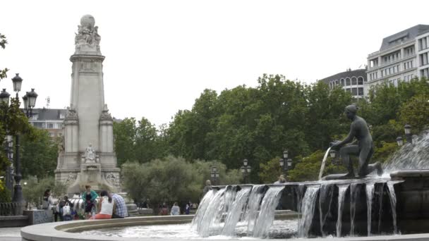 Velká fontána se sochou ženy, která nalévá vodu z vázy na Plaza Espaa Madrid.