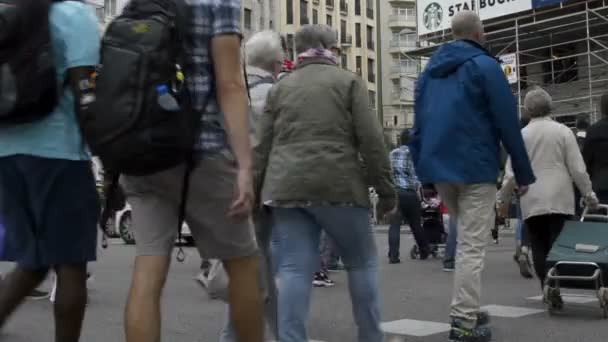 Gente Cruzando Concurrida Calle Gran Madrid — Vídeos de Stock