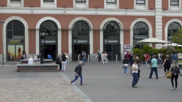 Люди Прогуливаются Вокзалу Принсипи Мадриде — стоковое видео