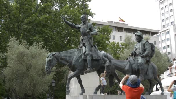 Don Quichottes Und Sanchos Statue Mit Touristen Beim Fotografieren Auf — Stockvideo