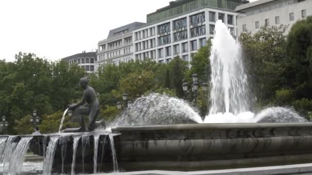 広場の花瓶から水を注ぐ女性の像と大きな噴水のパンニングショットエスパー マドリード — ストック動画
