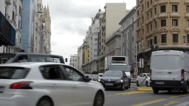 马德里Gran Va拥挤街道上的交通 — 图库视频影像
