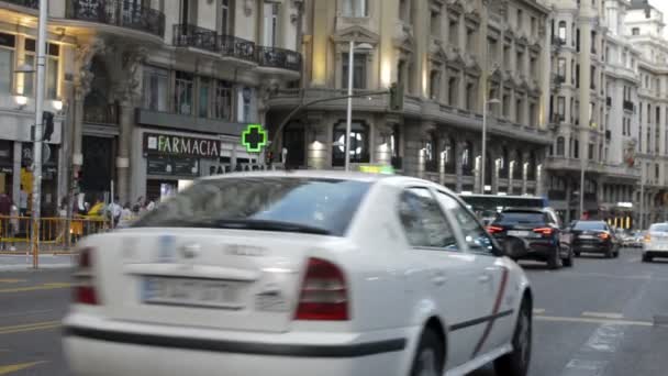 Madrid Gran Nın Kalabalık Caddesinde Trafik — Stok video
