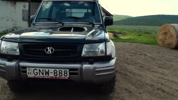 Jeep Meadow Barn Haystacks Background Right Left Slow Motion — Stock Video